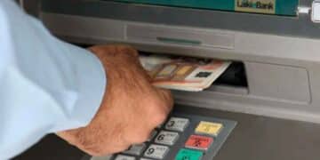Pensionista retirando billetes de euro en un cajero tras la fecha confirmada por la TGSS para la paga extra de verano 2025