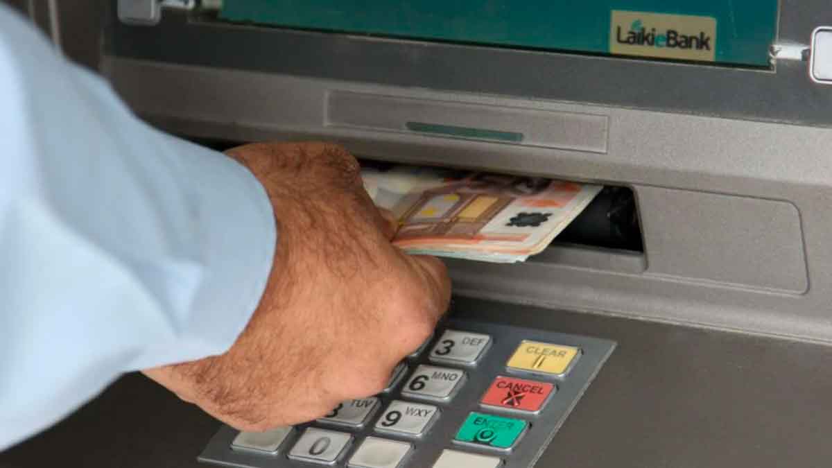 Pensionista retirando billetes de euro en un cajero tras la fecha confirmada por la TGSS para la paga extra de verano 2025
