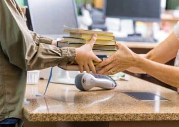 Dos auxiliares de biblioteca indemnizados por tener que coger días de vacaciones para realizar un curso.