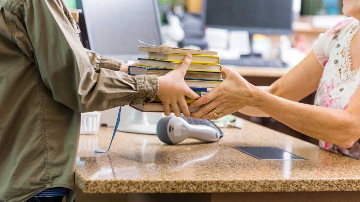 Dos auxiliares de biblioteca indemnizados por tener que coger días de vacaciones para realizar un curso.