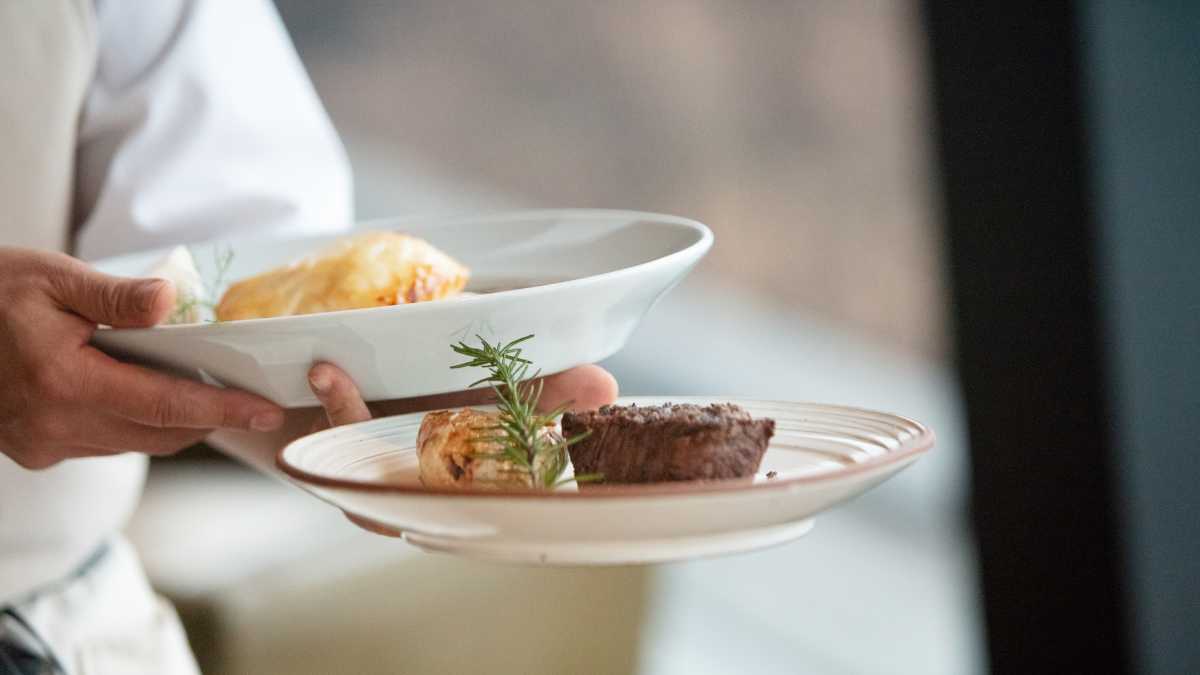 Las personas que ayudan a los camareros comparten estos rasgos psicológicos.