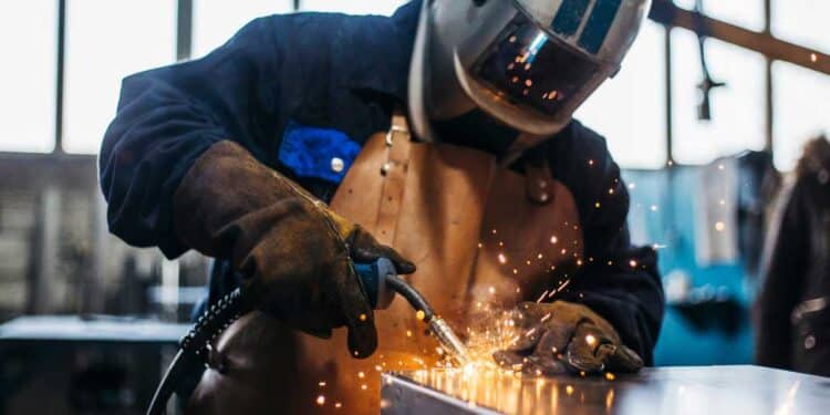 Un trabajador demanda a su empresa tras readmitirle.