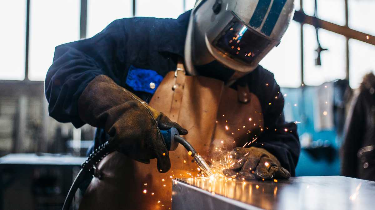 Un trabajador demanda a su empresa tras readmitirle.