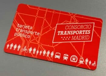 Tarjeta Transporte Público roja del Consorcio Transportes Madrid que simboliza el nuevo abono transporte gratis durante 3 años