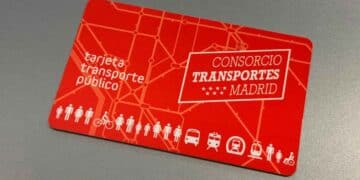 Tarjeta Transporte Público roja del Consorcio Transportes Madrid que simboliza el nuevo abono transporte gratis durante 3 años