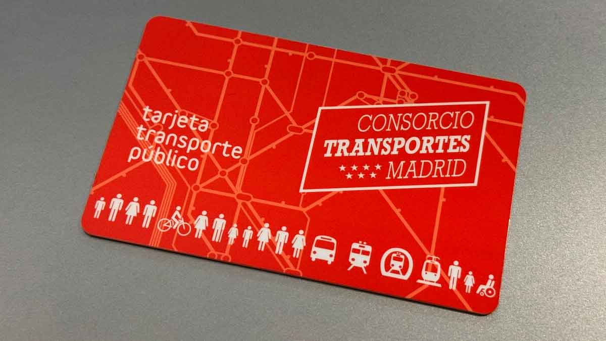 Tarjeta Transporte Público roja del Consorcio Transportes Madrid que simboliza el nuevo abono transporte gratis durante 3 años