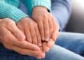 Manos de un adulto sosteniendo las de un niño, símbolo de la adopción en la Comunidad de Madrid 2025