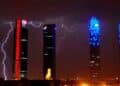 Relámpagos sobre las Cuatro Torres de Madrid durante las primeras tormentas de mayo anunciadas por AEMET