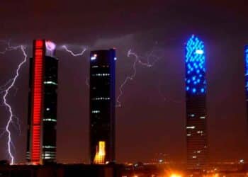 Relámpagos sobre las Cuatro Torres de Madrid durante las primeras tormentas de mayo anunciadas por AEMET