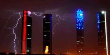 Relámpagos sobre las Cuatro Torres de Madrid durante las primeras tormentas de mayo anunciadas por AEMET