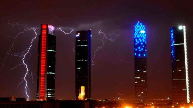 Relámpagos sobre las Cuatro Torres de Madrid durante las primeras tormentas de mayo anunciadas por AEMET