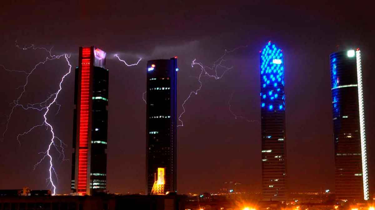 Relámpagos sobre las Cuatro Torres de Madrid durante las primeras tormentas de mayo anunciadas por AEMET