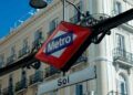 Cartel del Metro de Madrid en la estación de Sol durante una jornada soleada de mayo