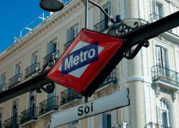 Cartel del Metro de Madrid en la estación de Sol durante una jornada soleada de mayo