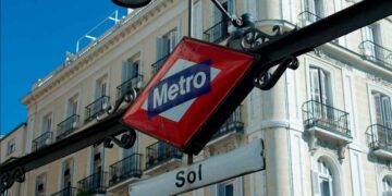 Cartel del Metro de Madrid en la estación de Sol durante una jornada soleada de mayo
