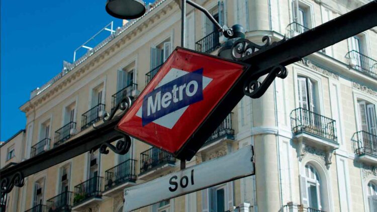 Cartel del Metro de Madrid en la estación de Sol durante una jornada soleada de mayo