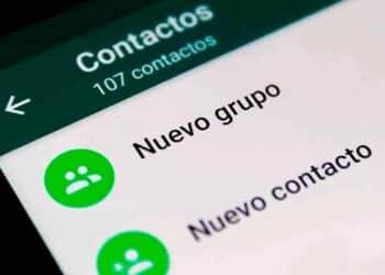 Pantalla de WhatsApp con opción “Nuevo grupo”, ejemplo de chat laboral que la AEPD puede sancionar por falta de consentimiento