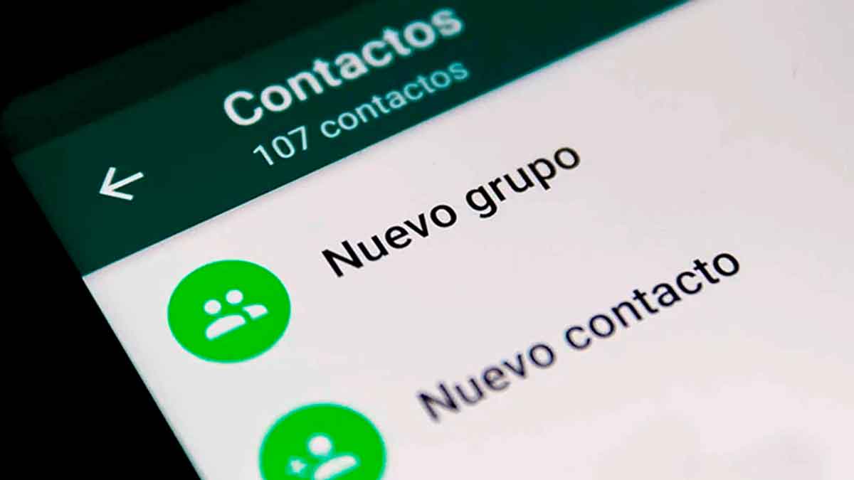 Pantalla de WhatsApp con opción “Nuevo grupo”, ejemplo de chat laboral que la AEPD puede sancionar por falta de consentimiento