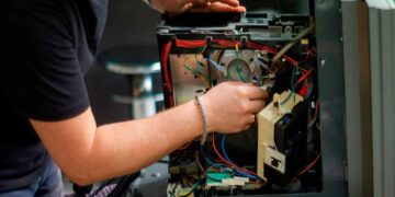 Técnico revisando un electrodoméstico dañado por apagón eléctrico en una vivienda