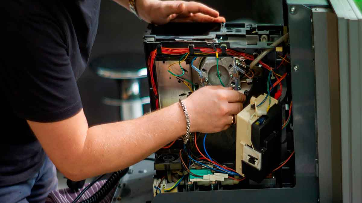 Técnico revisando un electrodoméstico dañado por apagón eléctrico en una vivienda