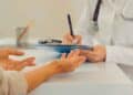 Persona hablando con un médico sobre su baja laboral por incapacidad temporal