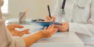 Persona hablando con un médico sobre su baja laboral por incapacidad temporal