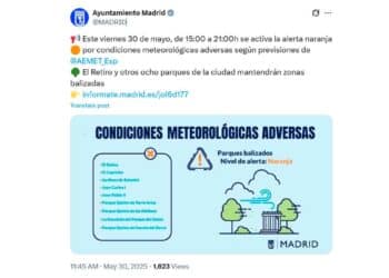 Cartel del Ayuntamiento de Madrid anunciando alerta naranja por condiciones meteorológicas adversas el 30 de mayo de 2025