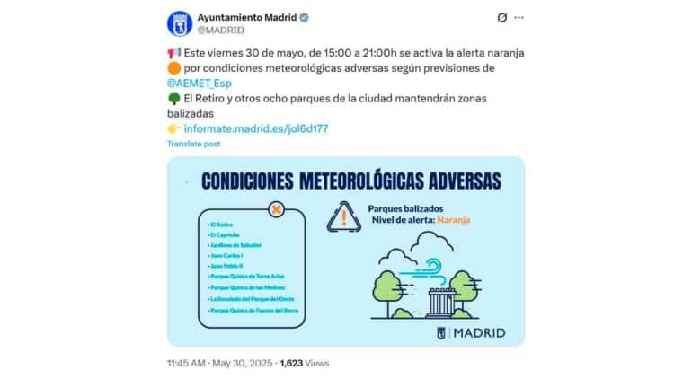 Cartel del Ayuntamiento de Madrid anunciando alerta naranja por condiciones meteorológicas adversas el 30 de mayo de 2025