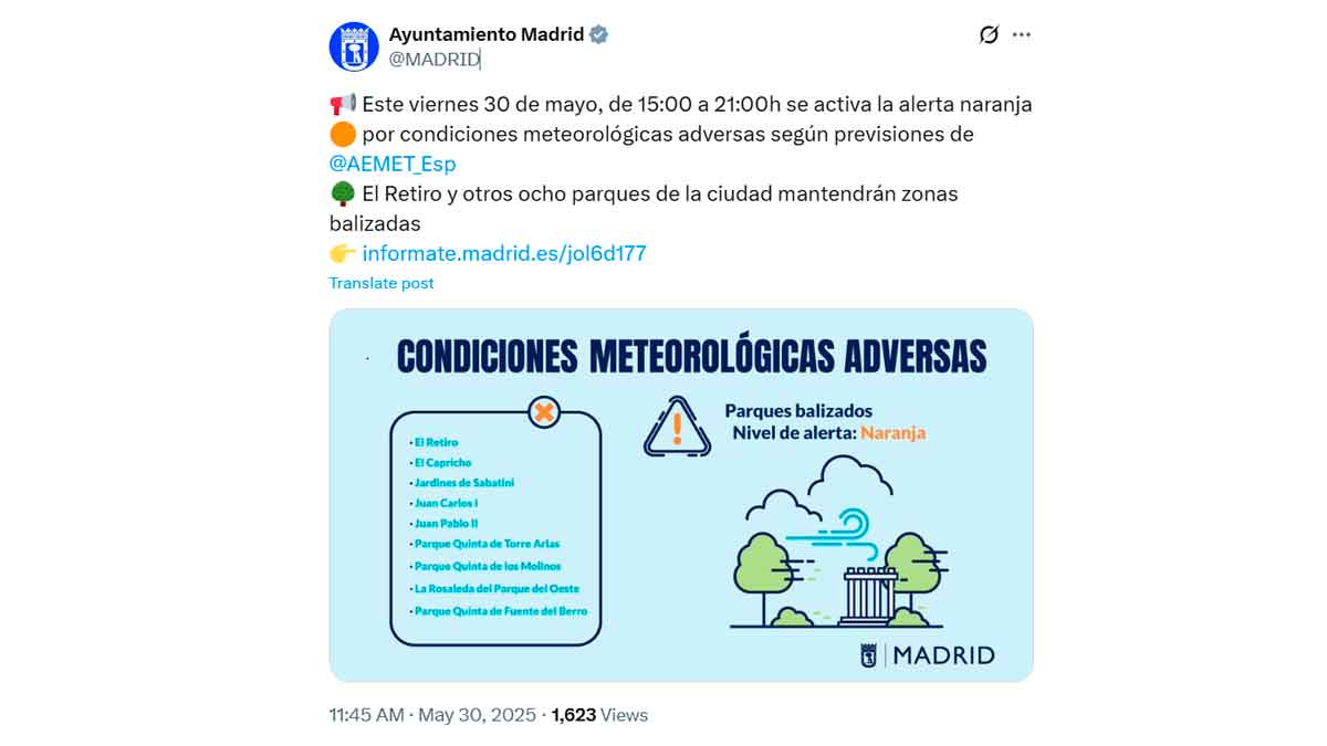 Cartel del Ayuntamiento de Madrid anunciando alerta naranja por condiciones meteorológicas adversas el 30 de mayo de 2025