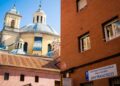 Fachada y rótulo de los apartamentos municipales para mayores San Francisco del Ayuntamiento de Madrid