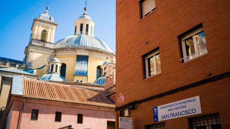 Fachada y rótulo de los apartamentos municipales para mayores San Francisco del Ayuntamiento de Madrid