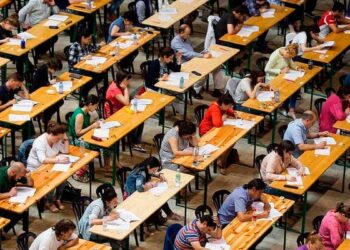 Opositores durante el examen de Auxiliar Administrativo de la Comunidad de Madrid con 551 plazas de acceso libre