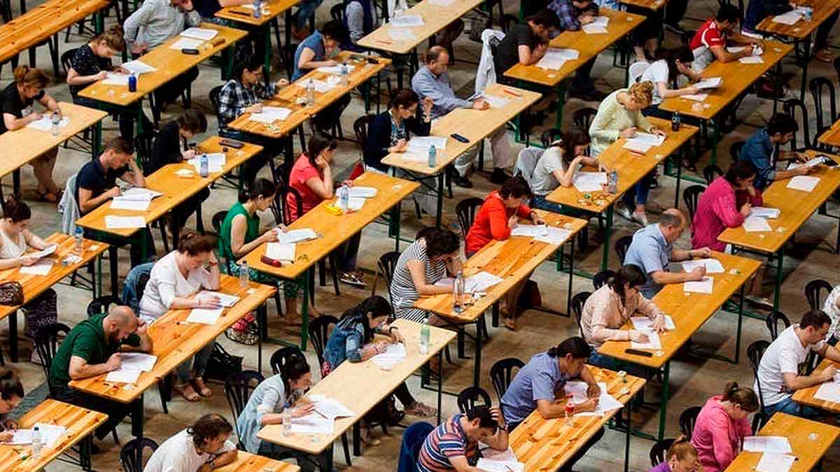 Opositores durante el examen de Auxiliar Administrativo de la Comunidad de Madrid con 551 plazas de acceso libre