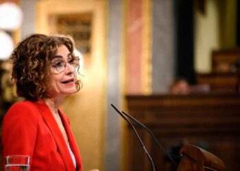 Representante de Hacienda hablando en el Congreso durante la campaña de la Renta y avisando a trabajadores con sueldos superiores a 22 000 euros
