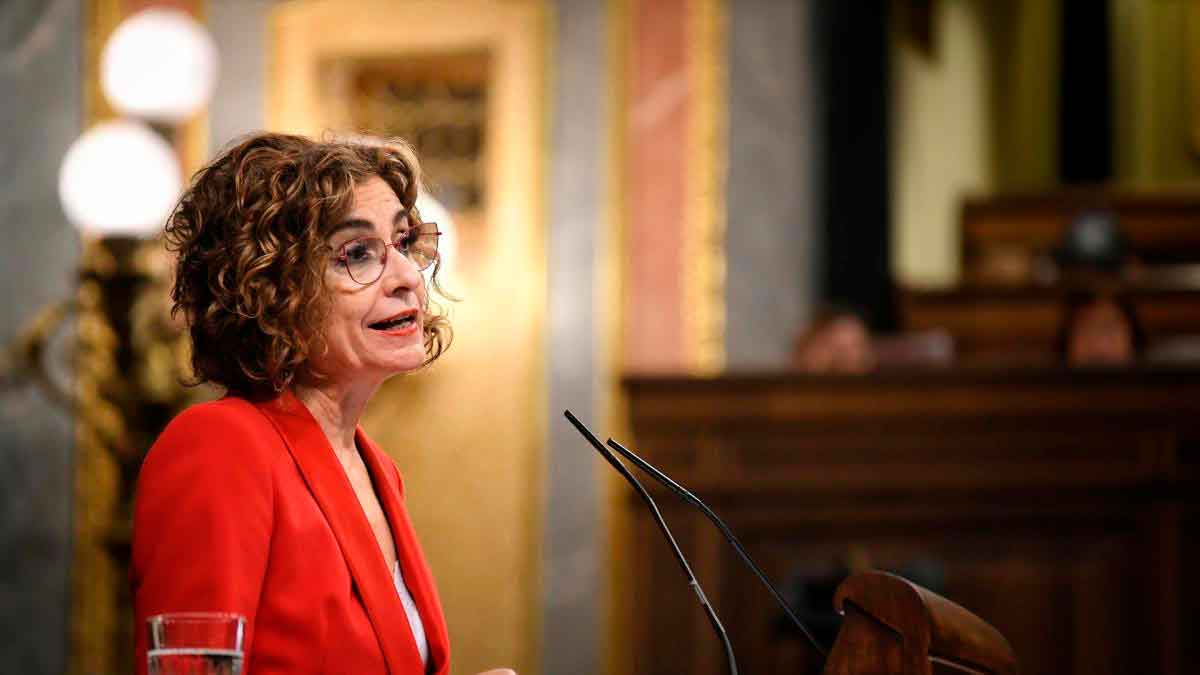 Representante de Hacienda hablando en el Congreso durante la campaña de la Renta y avisando a trabajadores con sueldos superiores a 22 000 euros