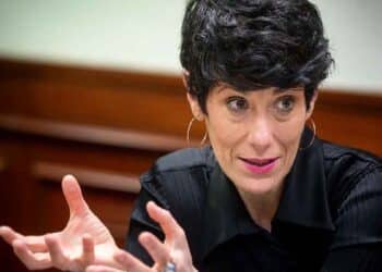 La ministra de Seguridad Social detalla la ayuda única de 1.000 € para familias con hijos nacidos o adoptados desde 2007.