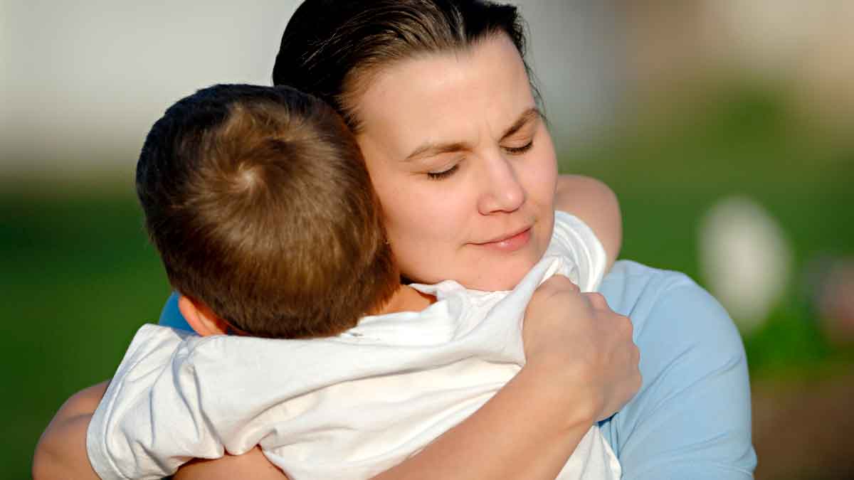 Madre abrazando a su hijo, símbolo de la nueva ayuda de 200 € mensuales por crianza aprobada por el Gobierno