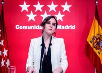 Ayuso anuncia ayudas de dependencia de hasta 9 000 euros anuales en rueda de prensa oficial