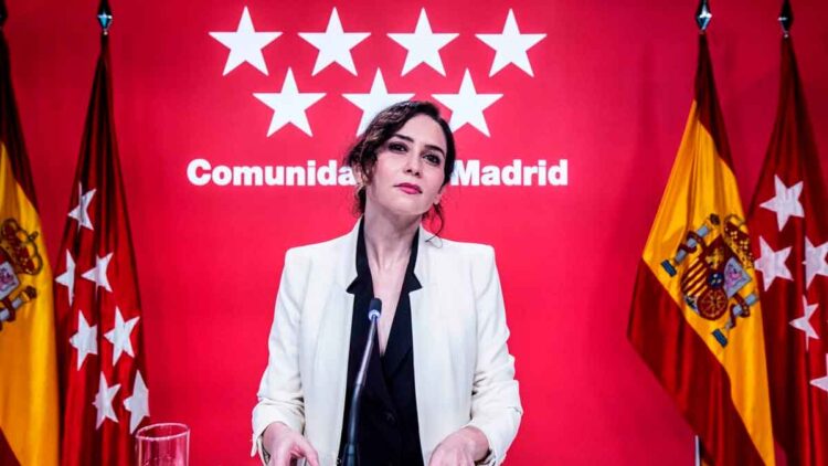 Ayuso anuncia ayudas de dependencia de hasta 9 000 euros anuales en rueda de prensa oficial