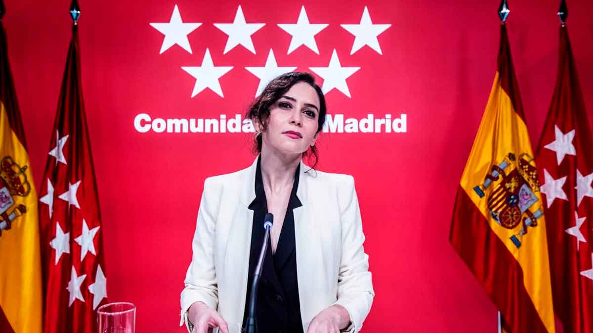 Ayuso anuncia ayudas de dependencia de hasta 9 000 euros anuales en rueda de prensa oficial