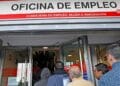 Personas acceden a una oficina de empleo del SEPE para gestionar las ayudas y subsidios por desempleo disponibles en 2025
