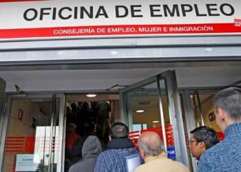 Personas acceden a una oficina de empleo del SEPE para gestionar las ayudas y subsidios por desempleo disponibles en 2025