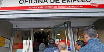 Personas acceden a una oficina de empleo del SEPE para gestionar las ayudas y subsidios por desempleo disponibles en 2025