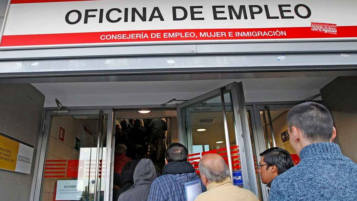 Personas acceden a una oficina de empleo del SEPE para gestionar las ayudas y subsidios por desempleo disponibles en 2025