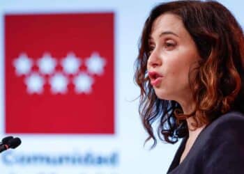 Representante de la Comunidad de Madrid en rueda de prensa anunciando la subida salarial para sanitarios prevista para 2026