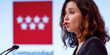 Representante de la Comunidad de Madrid en rueda de prensa anunciando la subida salarial para sanitarios prevista para 2026