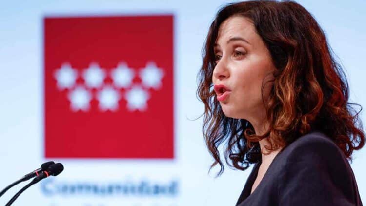 Representante de la Comunidad de Madrid en rueda de prensa anunciando la subida salarial para sanitarios prevista para 2026