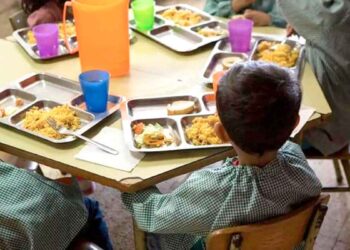Niños en el comedor escolar de Madrid degustando el menú financiado con la aportación económica del Ayuntamiento