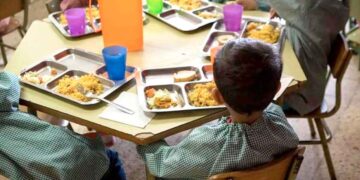 Niños en el comedor escolar de Madrid degustando el menú financiado con la aportación económica del Ayuntamiento