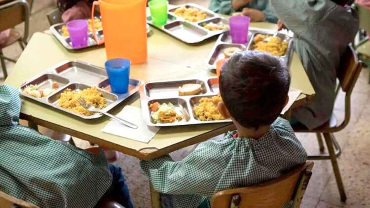 Niños en el comedor escolar de Madrid degustando el menú financiado con la aportación económica del Ayuntamiento
